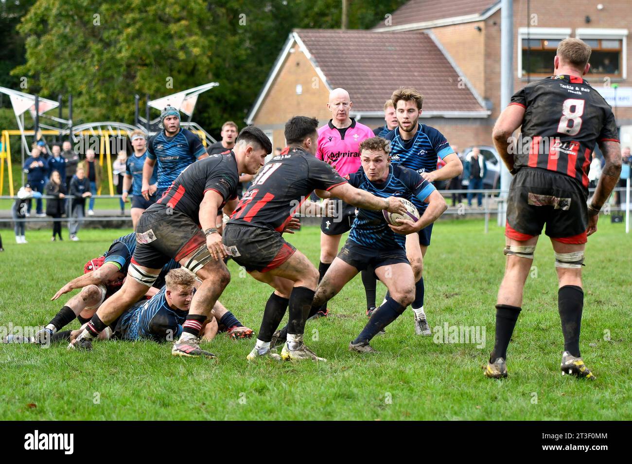 Trebanos, Wales. 21. Oktober 2023. Steff Lewis von Trebanos übergab Alex Griffiths von Maesteg Quins während des WRU Admiral Championship West Spiels zwischen Trebanos und Maesteg Quins im Park in Trebanos, Wales, Großbritannien am 21. Oktober 2023. Quelle: Duncan Thomas/Majestic Media. Stockfoto