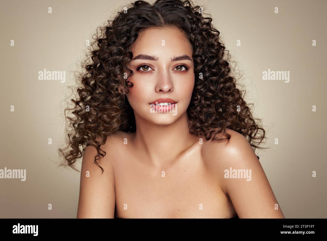 Fashion Studio Porträt von schönen lächelnden Frau mit afro Locken Frisur. Mode und Schönheit Stockfoto