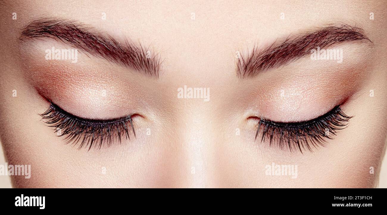 Weibliche Auge mit extrem lange falsche Wimpern. Eyelash Extensions. Make-up, Kosmetik, Schönheit. Close Up, Makro Stockfoto