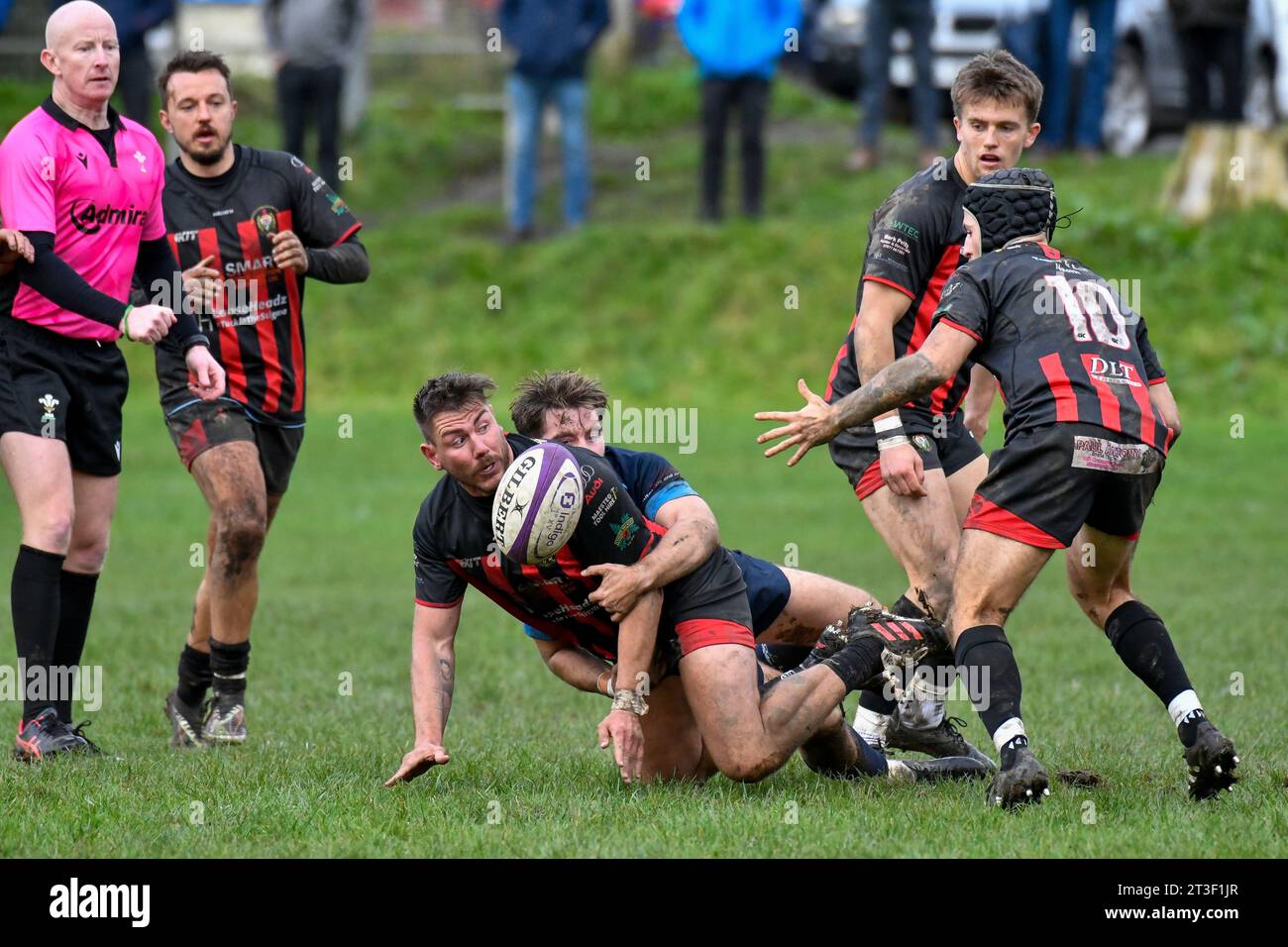 Trebanos, Wales. 21. Oktober 2023. Tom Mines von Maesteg Quins wird von einem Trebanos Spieler während des WRU Admiral Championship West Spiels zwischen Trebanos und Maesteg Quins im Park in Trebanos, Wales, Großbritannien, am 21. Oktober 2023 angegriffen. Quelle: Duncan Thomas/Majestic Media. Stockfoto