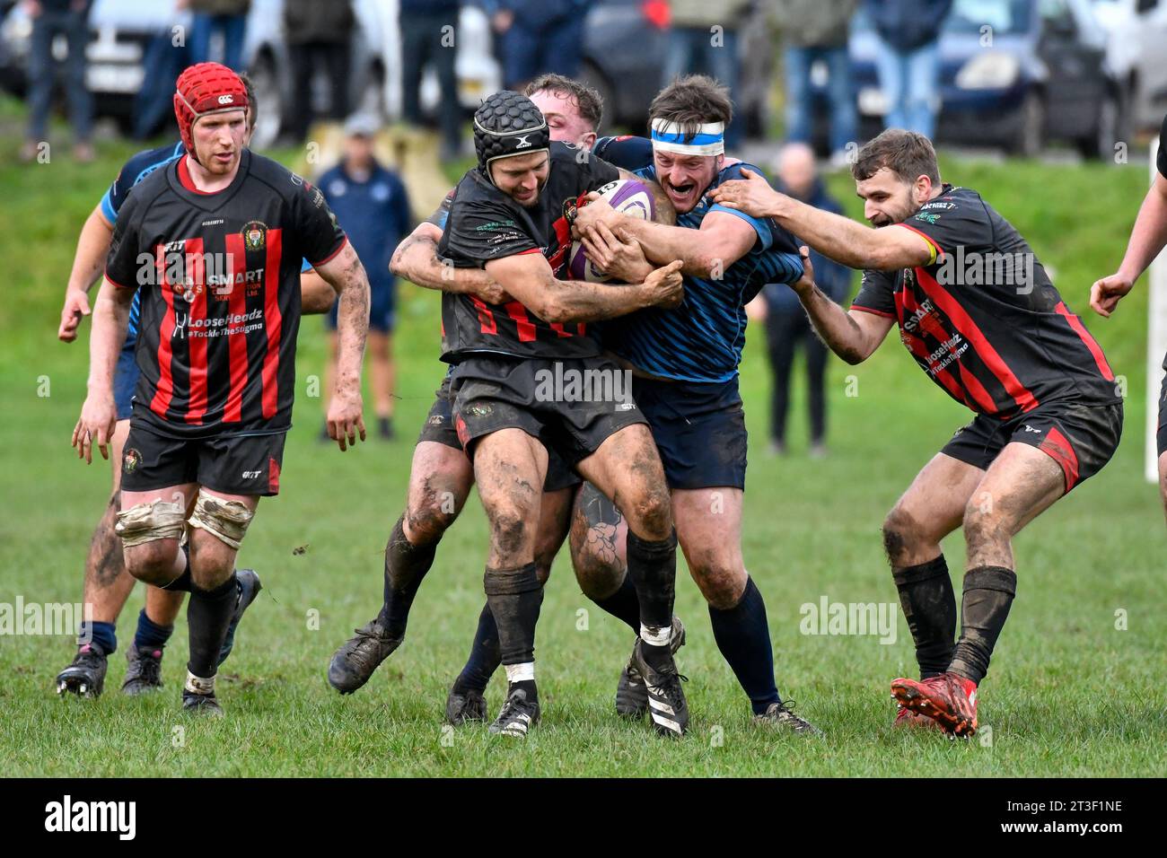 Trebanos, Wales. 21. Oktober 2023. Aled Humphreys von Trebanos kommt mit Rhodri Davies von Maesteg Quins während des WRU Admiral Championship West Spiels zwischen Trebanos und Maesteg Quins im Park in Trebanos, Wales, Großbritannien am 21. Oktober 2023 in den Griff. Quelle: Duncan Thomas/Majestic Media. Stockfoto