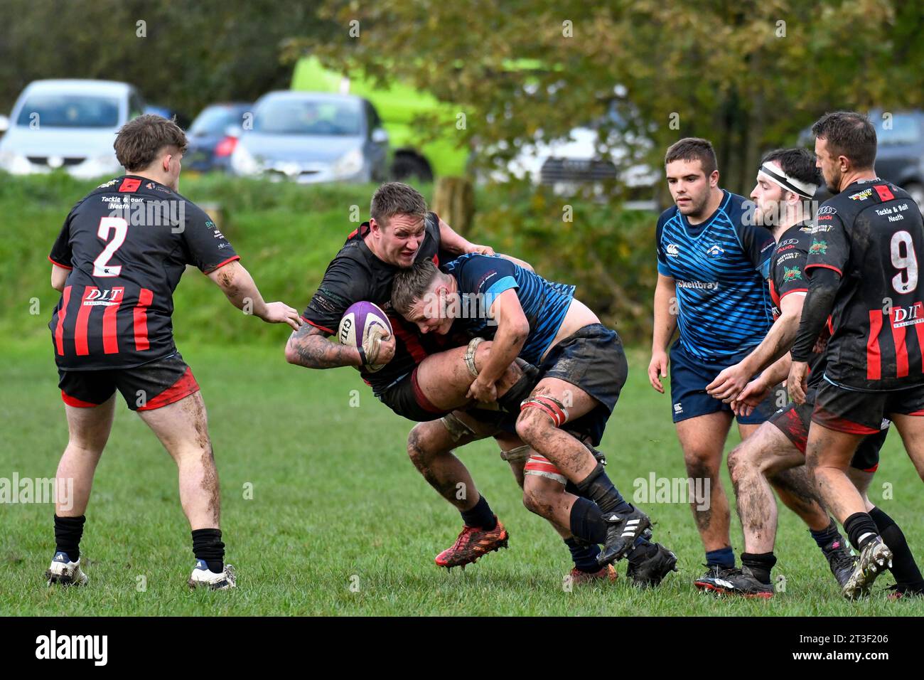 Trebanos, Wales. 21. Oktober 2023. Stephen Williams von Maesteg Quins wird von einem Trebanos Spieler während des WRU Admiral Championship West Spiels zwischen Trebanos und Maesteg Quins im Park in Trebanos, Wales, Großbritannien am 21. Oktober 2023 angegriffen. Quelle: Duncan Thomas/Majestic Media. Stockfoto