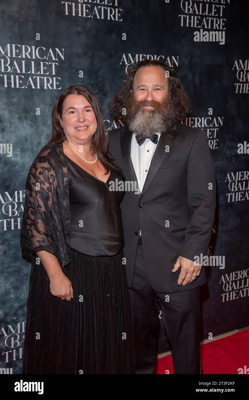 New York, New York, USA. Oktober 2023. (NEU) 2023 American Ballet Theatre Herbst Gala. 24. Oktober 2023, New York, New York, USA: Stacy Margolis und Lee Margolis nehmen am 24. Oktober 2023 an der American Ballet Theatre Fall Gala im David H. Koch Theater im Lincoln Center Teil. (Foto: M10s/TheNews2) (Foto: M10s/Thenews2/Zumapress) (Bild: © Ron Adar/TheNEWS2 Via ZUMA Press Wire) NUR ZUR REDAKTIONELLEN VERWENDUNG! Nicht für kommerzielle ZWECKE! Stockfoto