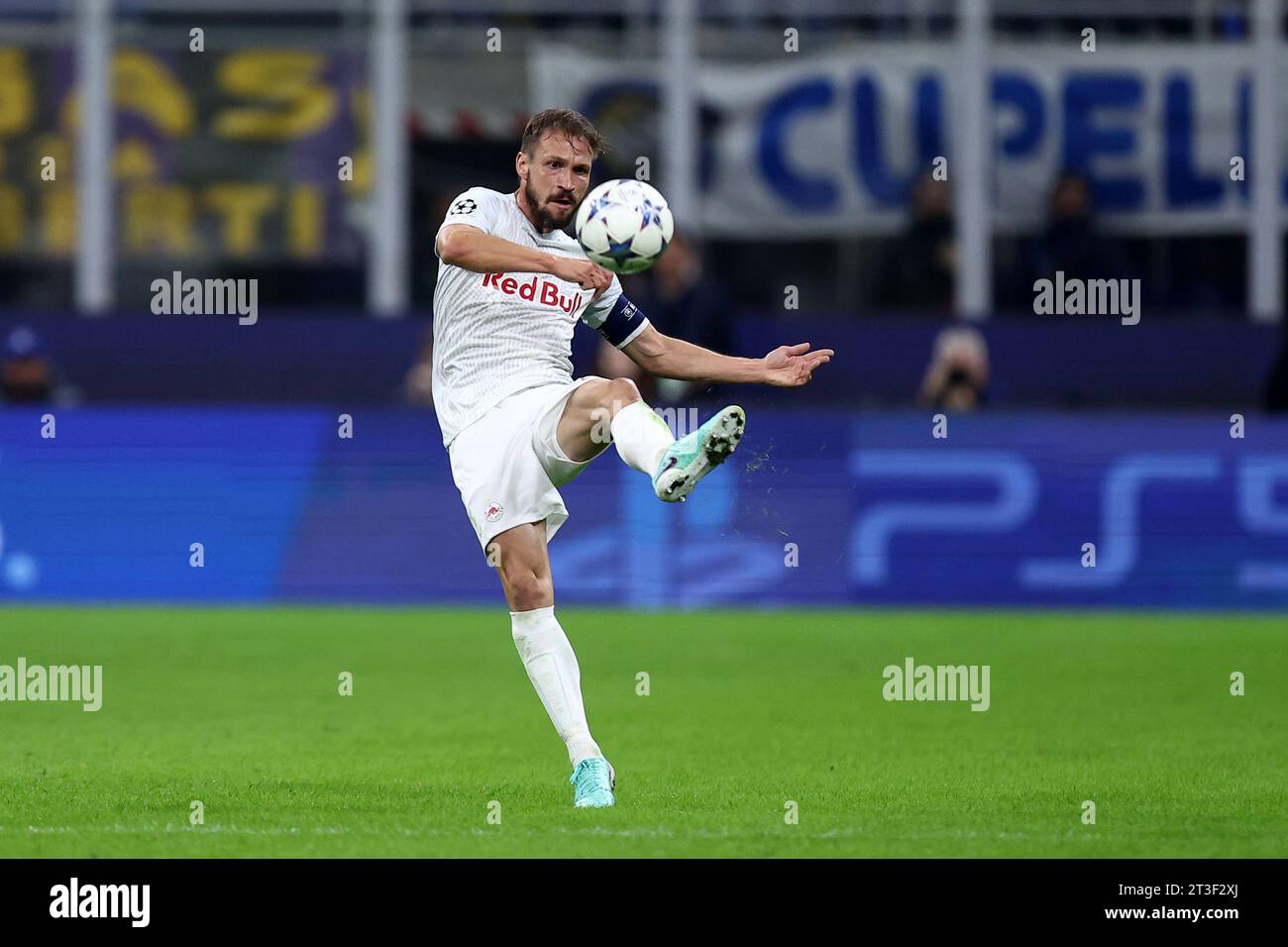 Mailand, Italien. Oktober 2023. Andreas Ulmer vom FC Salzburg in Aktion während des Fußballspiels der UEFA Champions League zwischen dem FC Internazionale und dem FC Salzburg im Stadio Giuseppe Meazza am 24. Oktober 2023 in Mailand. Quelle: Marco Canoniero/Alamy Live News Stockfoto