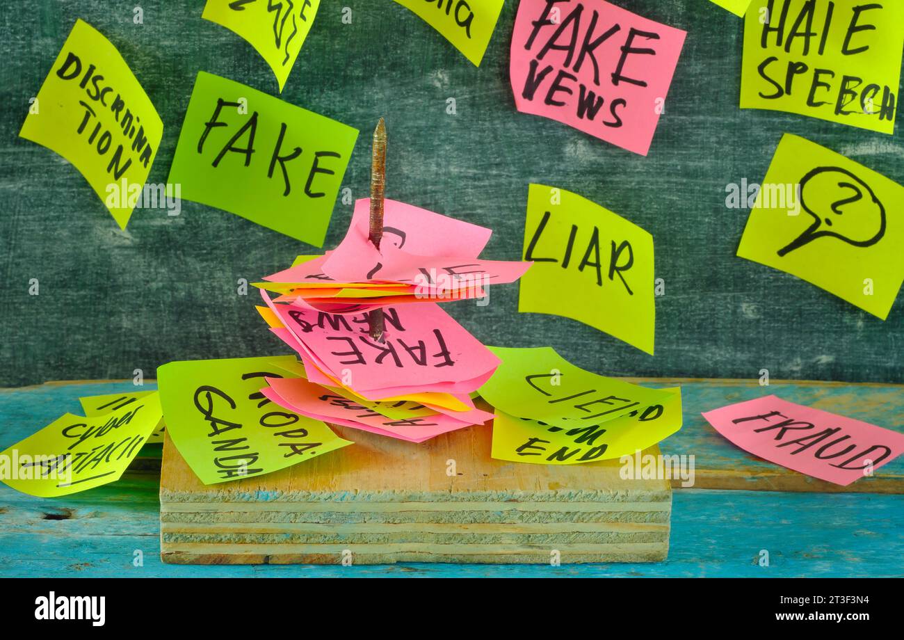 Kampf gegen Fake News Konzept, klebrige Notizen mit Fake News Themen auf einem Nagel, Fokus auf den Fortschritt, Nahaufnahme, Stockfoto