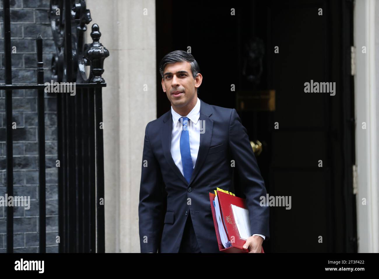 London, Großbritannien. Oktober 2023. Der britische Premierminister Rishi Sunak verlässt die Downing Street 10, um an den wöchentlichen Fragen des Premierministers der PMQ im Parlament teilzunehmen. Quelle: Uwe Deffner/Alamy Live News Stockfoto London, Großbritannien. Oktober 2023. Der britische Premierminister Rishi Sunak verlässt die Downing Street 10, um an den wöchentlichen Fragen des Premierministers der PMQ im Parlament teilzunehmen. Quelle: Uwe Deffner/Alamy Live News Stockfoto