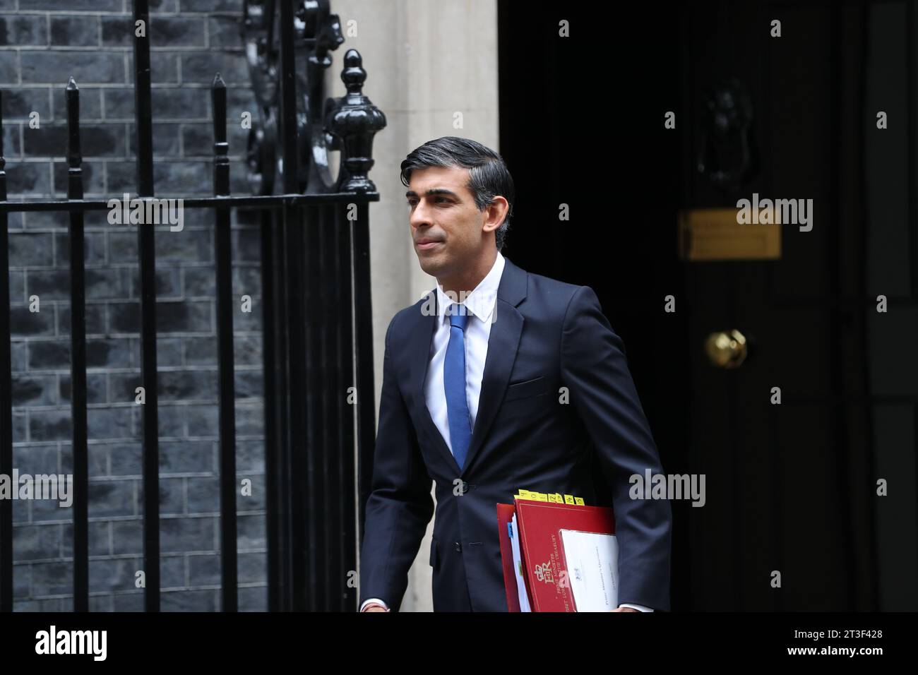 London, Großbritannien. Oktober 2023. Der britische Premierminister Rishi Sunak verlässt die Downing Street 10, um an den wöchentlichen Fragen des Premierministers der PMQ im Parlament teilzunehmen. Quelle: Uwe Deffner/Alamy Live News Stockfoto London, Großbritannien. Oktober 2023. Der britische Premierminister Rishi Sunak verlässt die Downing Street 10, um an den wöchentlichen Fragen des Premierministers der PMQ im Parlament teilzunehmen. Quelle: Uwe Deffner/Alamy Live News Stockfoto