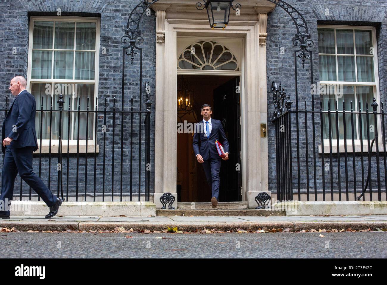 London, England, Großbritannien. Oktober 2023. RISHI SUNAK verlässt die Downing Street 10 vor der Fragestunde der Premierminister im Unterhaus, an der er zum ersten Jahrestag seiner Ernennung zum Premierminister des Vereinigten Königreichs ernannt wurde. Sunak wurde am 25. Oktober 2022 von König Karl III. Zum Premierminister ernannt (Kreditbild: © Tayfun Salci/ZUMA Press Wire/Alamy Live News) NUR REDAKTIONELLE VERWENDUNG! Nicht für kommerzielle ZWECKE! Stockfoto