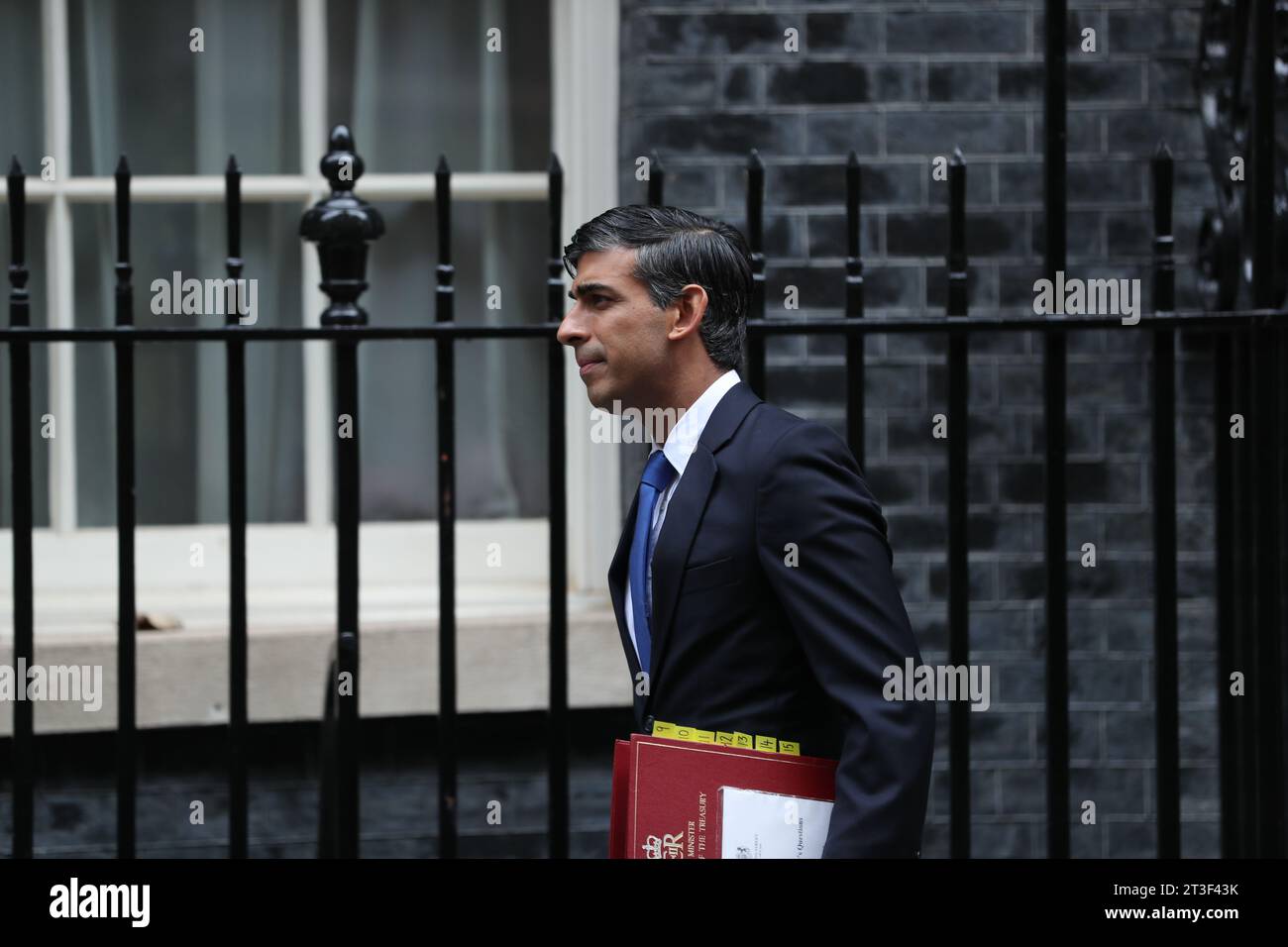 London, Großbritannien. Oktober 2023. Der britische Premierminister Rishi Sunak verlässt die Downing Street 10, um an den wöchentlichen Fragen des Premierministers der PMQ im Parlament teilzunehmen. Quelle: Uwe Deffner/Alamy Live News Stockfoto