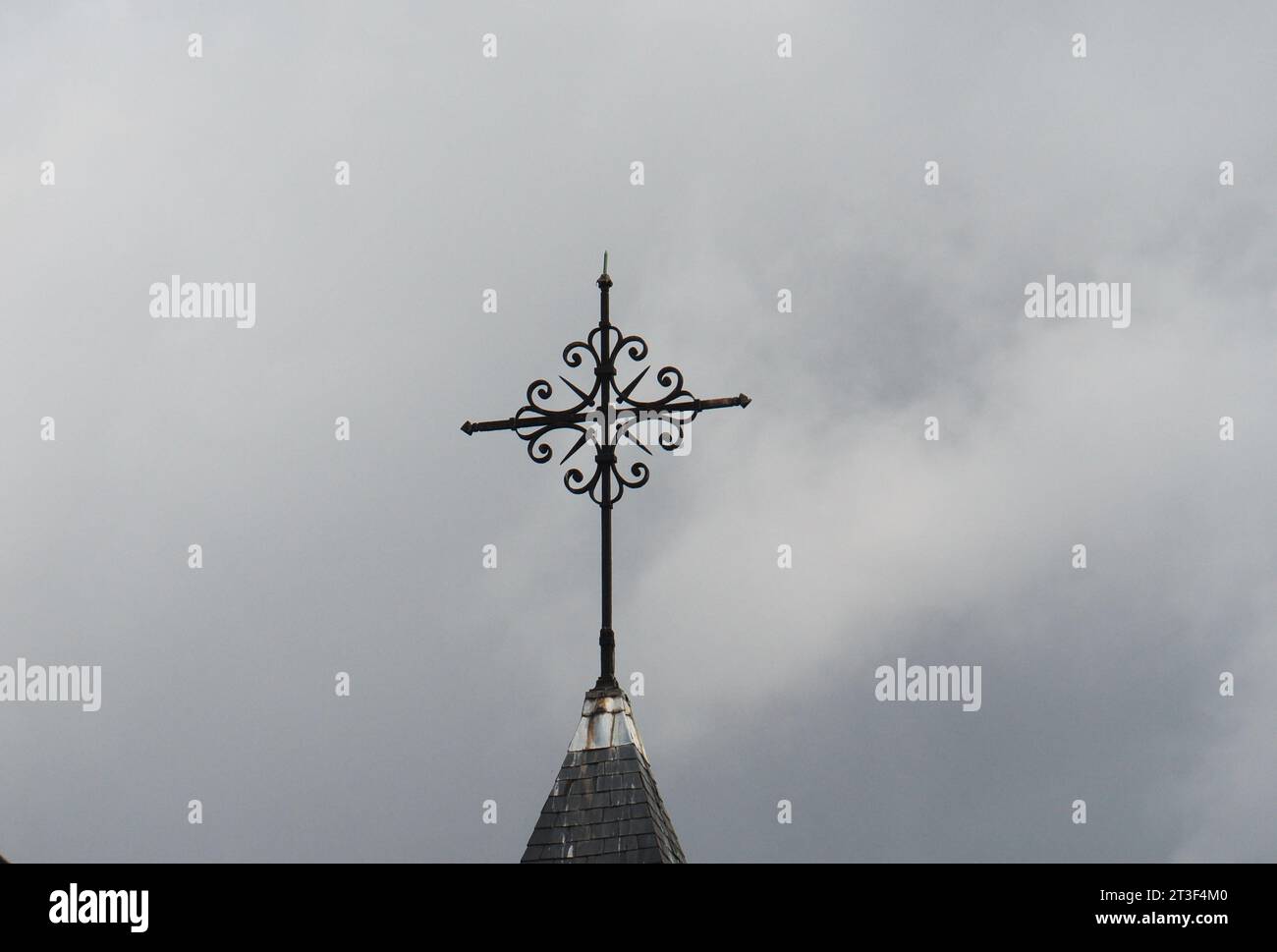 Paris, Frankreich, Datum 8.13.2018, Uhrzeit 11 Uhr und 31 Minuten, Kirche, Notre-Dame de la Nativite de Bercy schmiedete Kreuz auf dem Dach, fotografiert Athen Stockfoto