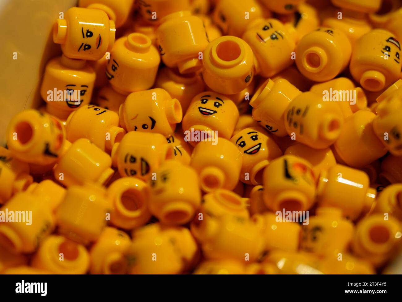 Die LEGO Minifigur steht bei einer Medienvorschau des neuen Lego Stores im Blanchardstown Shopping Centre, Dublin, die am Donnerstag, den 26. Oktober eröffnet wird. Bilddatum: Mittwoch, 25. Oktober 2023. Stockfoto