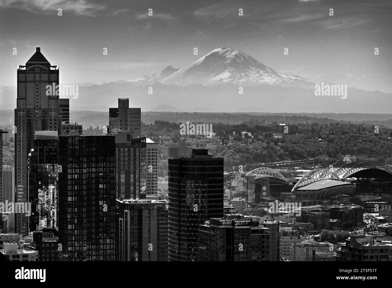 Blick auf Mount Rainier und Seattle Cityscape, WA, USA. Stockfoto