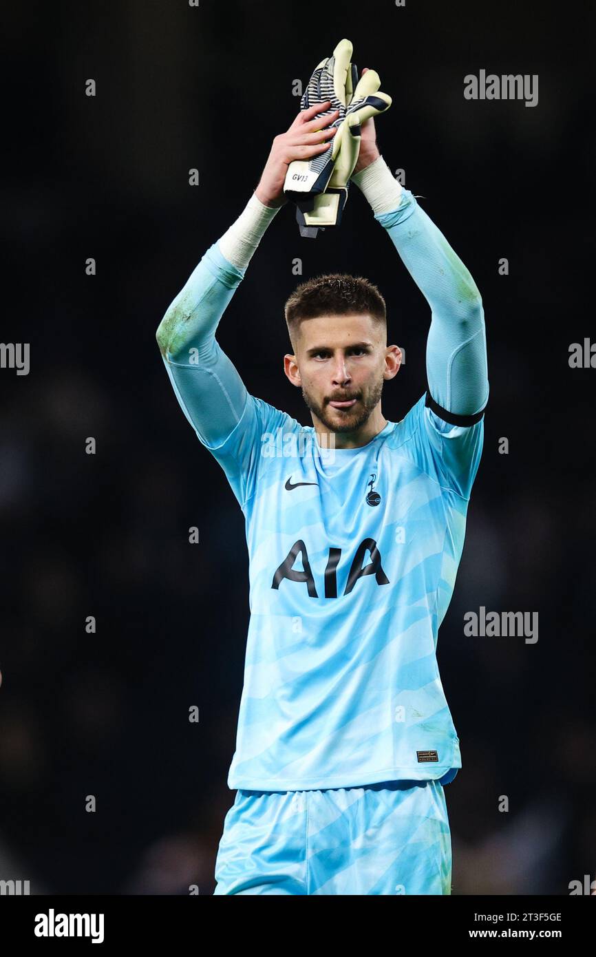 LONDON, UK - 23. Oktober 2023: Guglielmo Vicario von Tottenham Hotspur applaudiert den Fans nach dem Premier League-Spiel zwischen Tottenham Hotspur und Ful Stockfoto