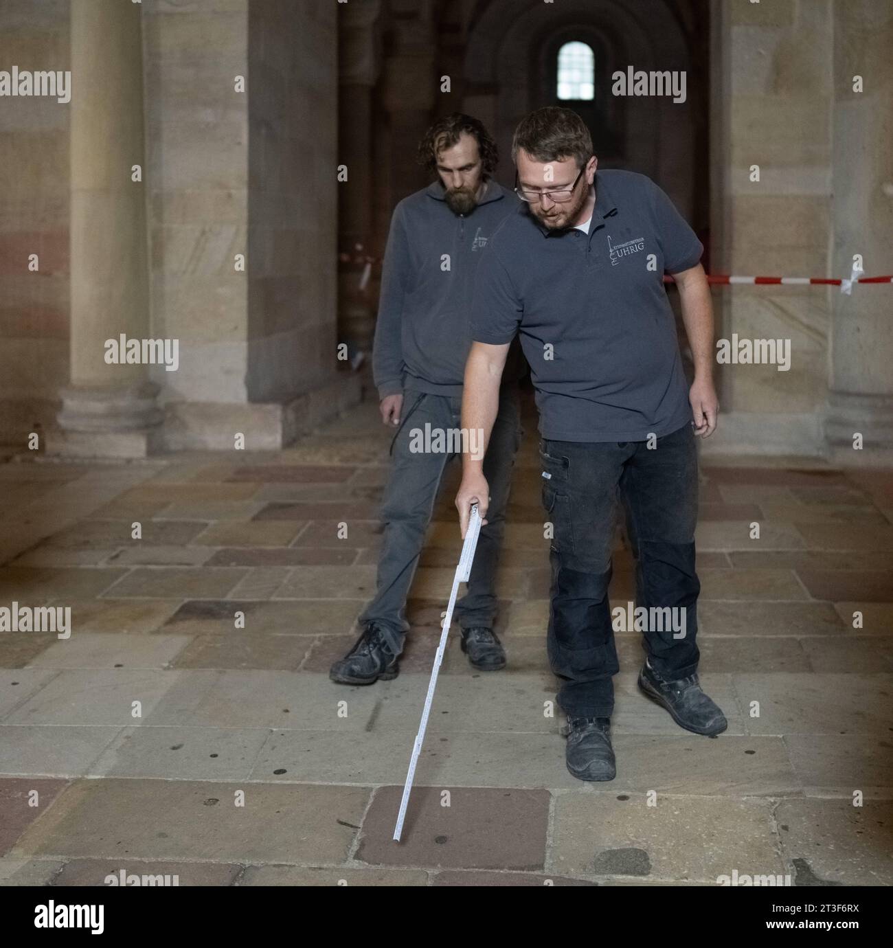 Bodenreinigung in der Krypta im Dom zu Speyer, Architektur, Deutschland, Rheinland-Pfalz, Speyer, Dom, 25.10.2023, die Krypta im Speyerer Dom wurde sorgfältig durch die Firma Kärcher reinigen, wobei warmes Wasser mit einer Temperatur von 80 Grad und einem Druck von 2 Bar zum Einsatz kam. Dieses Verfahren stellt sicher, dass der historische Boden schonend und effektiv gesäubert wird. Im Bild: Steinmetzmeister Tobias Uhrig *** Bodenreinigung in der Krypta im Speyerer Dom, Architektur, Deutschland, Rheinland-Pfalz, Speyer, Dom, 25 10 2023, die Krypta im Speyerer Dom war sorgsam Stockfoto