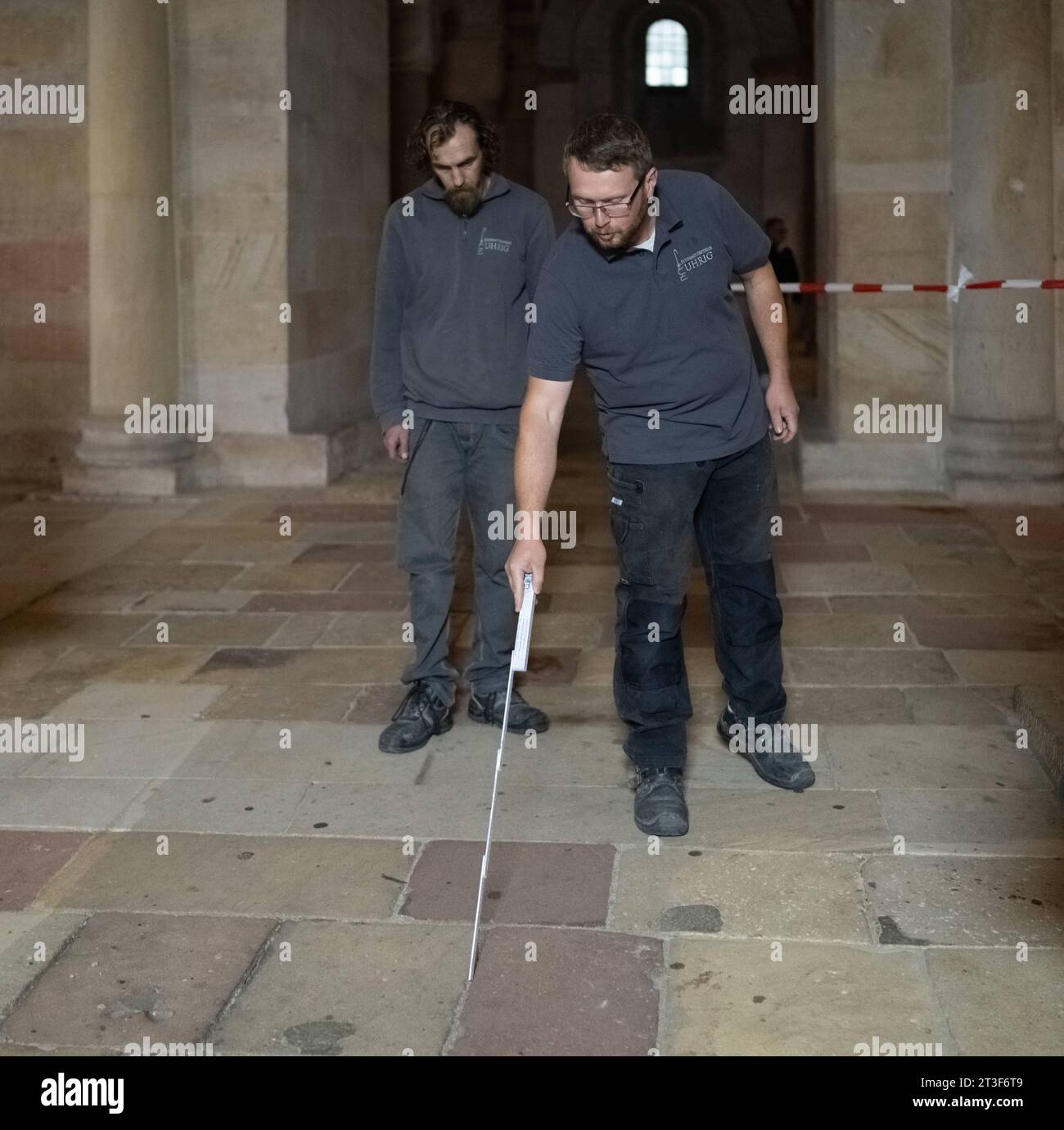 Bodenreinigung in der Krypta im Dom zu Speyer, Architektur, Deutschland, Rheinland-Pfalz, Speyer, Dom, 25.10.2023, die Krypta im Speyerer Dom wurde sorgfältig durch die Firma Kärcher reinigen, wobei warmes Wasser mit einer Temperatur von 80 Grad und einem Druck von 2 Bar zum Einsatz kam. Dieses Verfahren stellt sicher, dass der historische Boden schonend und effektiv gesäubert wird. Im Bild: Steinmetzmeister Tobias Uhrig *** Bodenreinigung in der Krypta im Speyerer Dom, Architektur, Deutschland, Rheinland-Pfalz, Speyer, Dom, 25 10 2023, die Krypta im Speyerer Dom war sorgsam Stockfoto