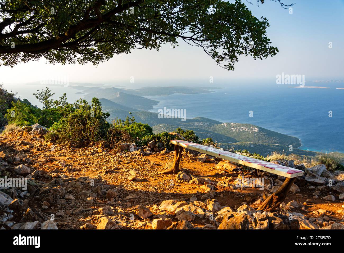 Bank auf der Spitze des Osorcica Televrina Berges auf der Insel Losinj, Kroatien Stockfoto