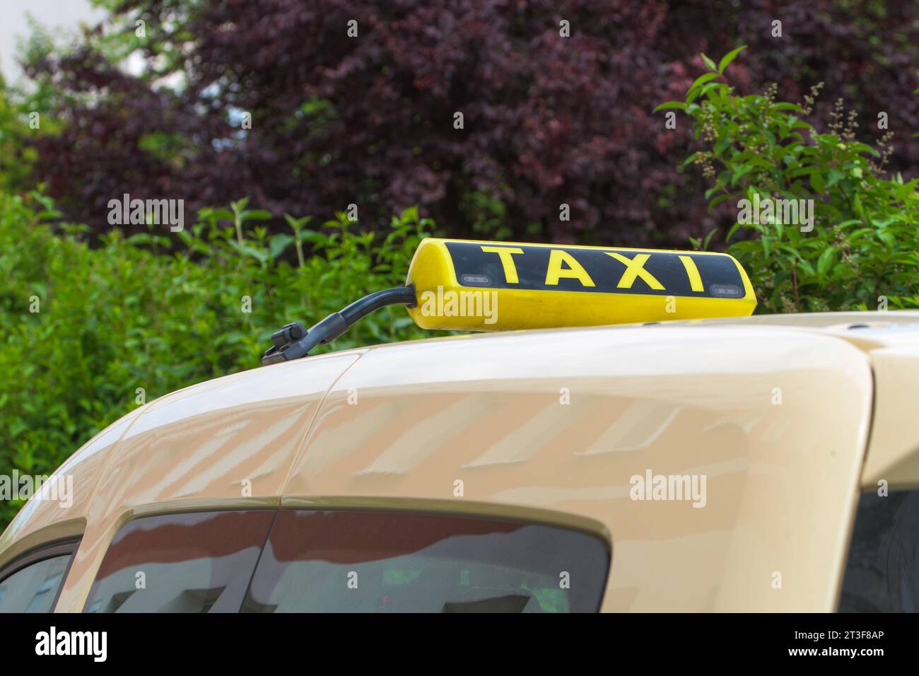 Ein Taxischild auf dem Dach des Autos Stockfoto