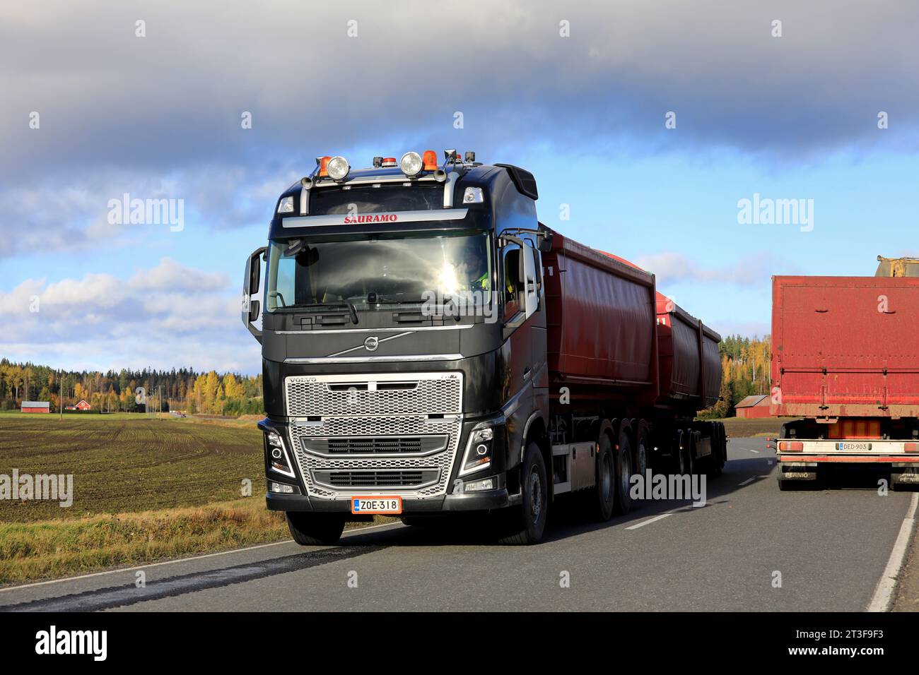 Der schwarze Volvo FH Lkw-Kipper für den Transport von Zuckerrüben kommt an, um eine Ladung aufzunehmen, ländlicher Hintergrund. Salo, Finnland. Oktober 2023. Stockfoto