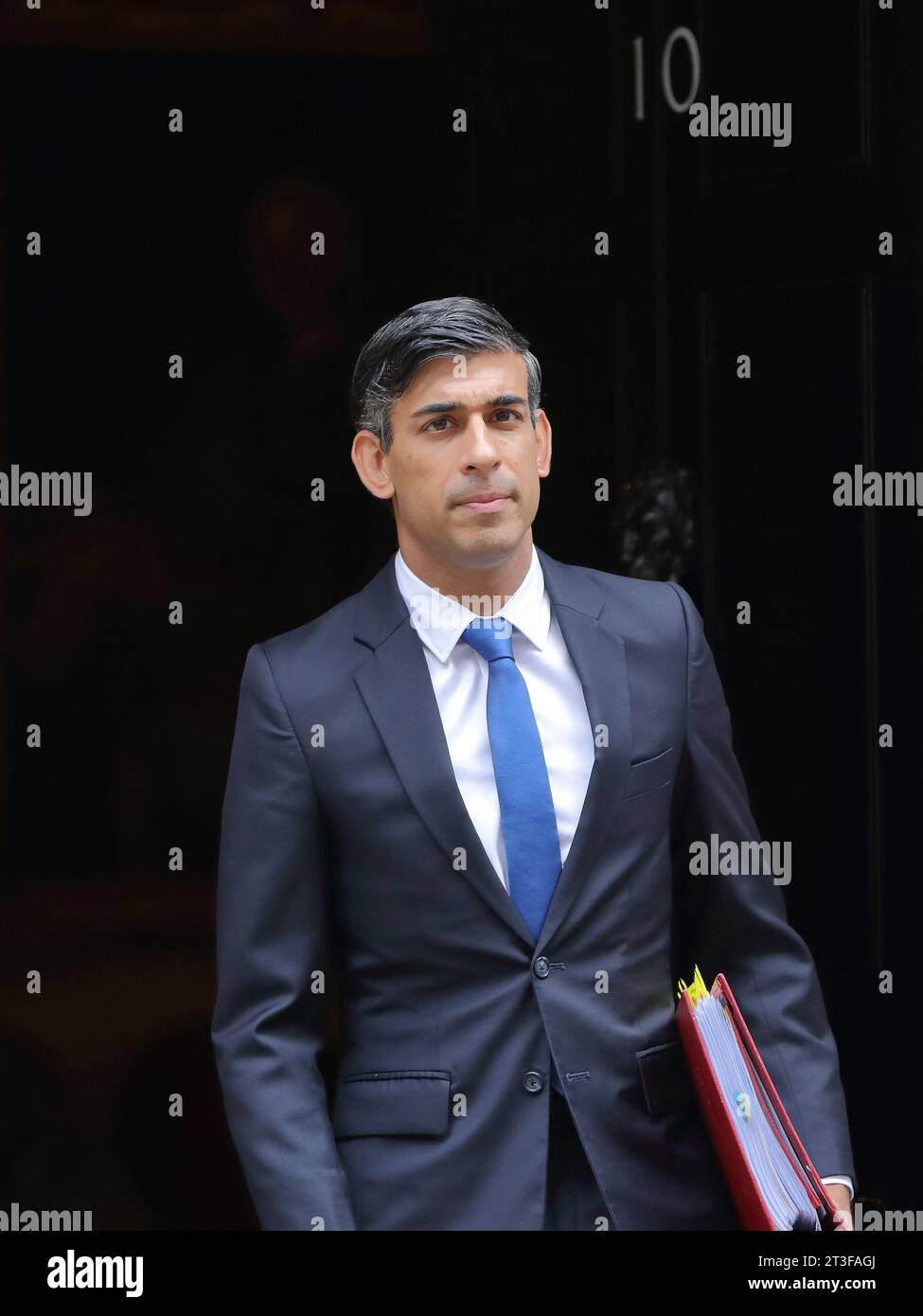 London, Großbritannien. Oktober 2023. Der britische Premierminister Rishi Sunak verlässt die Downing Street 10, um an den wöchentlichen Fragen des Premierministers der PMQ im Parlament teilzunehmen. Quelle: Uwe Deffner/Alamy Live News Stockfoto London, Großbritannien. Oktober 2023. Der britische Premierminister Rishi Sunak verlässt die Downing Street 10, um an den wöchentlichen Fragen des Premierministers der PMQ im Parlament teilzunehmen. Quelle: Uwe Deffner/Alamy Live News Stockfoto