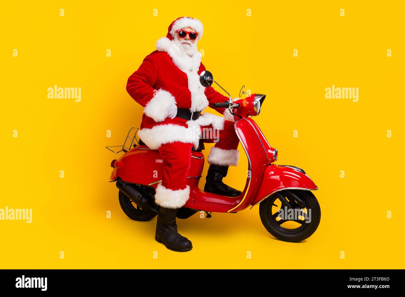 Foto in voller Länge des fetten Großvaters arbeitender Kurier schnelle Expresslieferung weihnachtsgeist Fahrt Moped isoliert auf gelbem Hintergrund Stockfoto