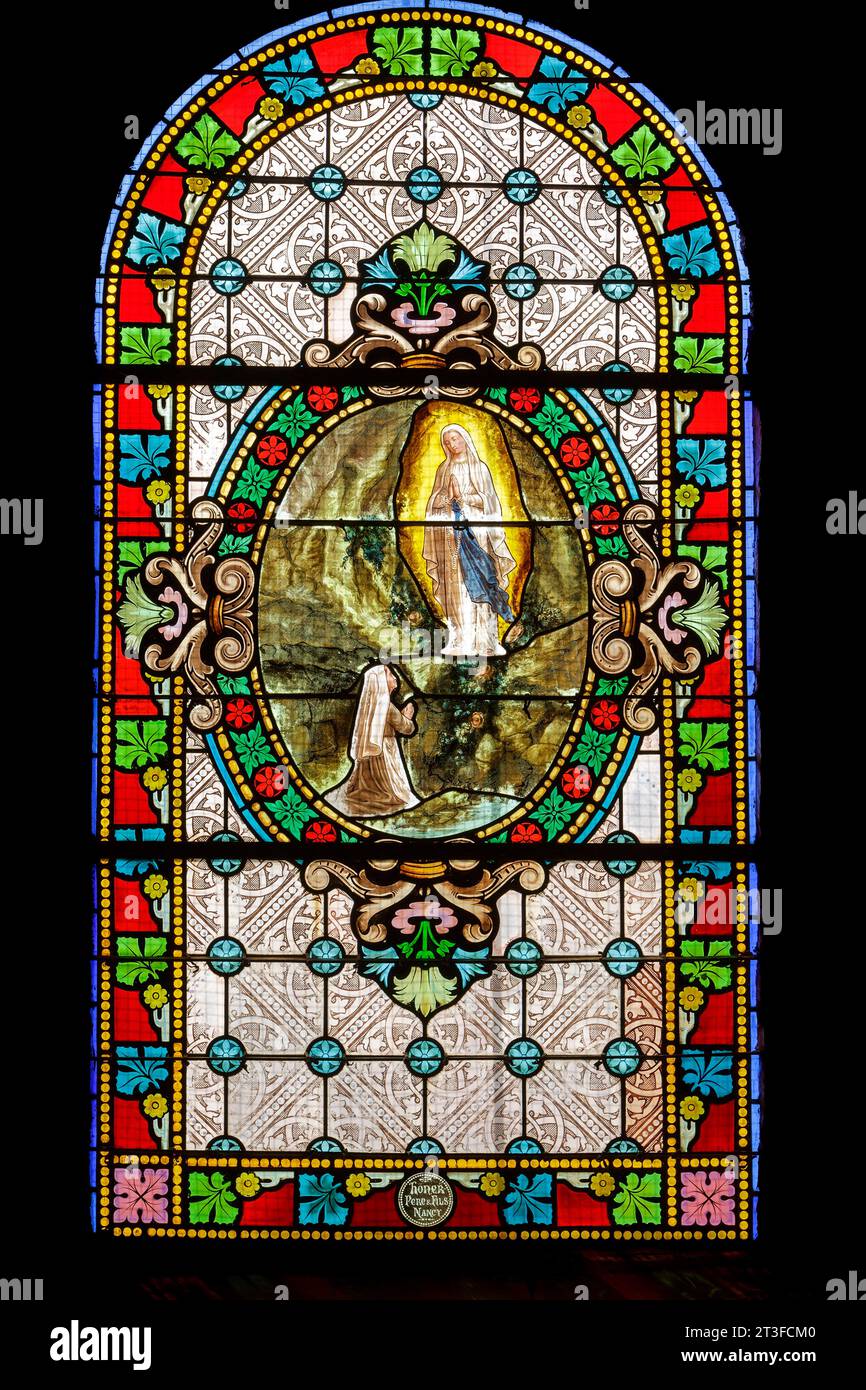 Frankreich, Meurthe et Moselle, Pays du Saintois (Region Saintois), Chaouilley, Kirche Saint Thiebaut, erbaut zwischen 1743 und 1763 vom Priester F. Florentin, Buntglasfenster, das um 1883 von Glasmeistern von Nancy Höner Vater und Sohn gefertigt wurde und 1858 die Erscheinung der Jungfrau Maria an bernadette Soubirous in der Lourdes-Höhle darstellt Stockfoto