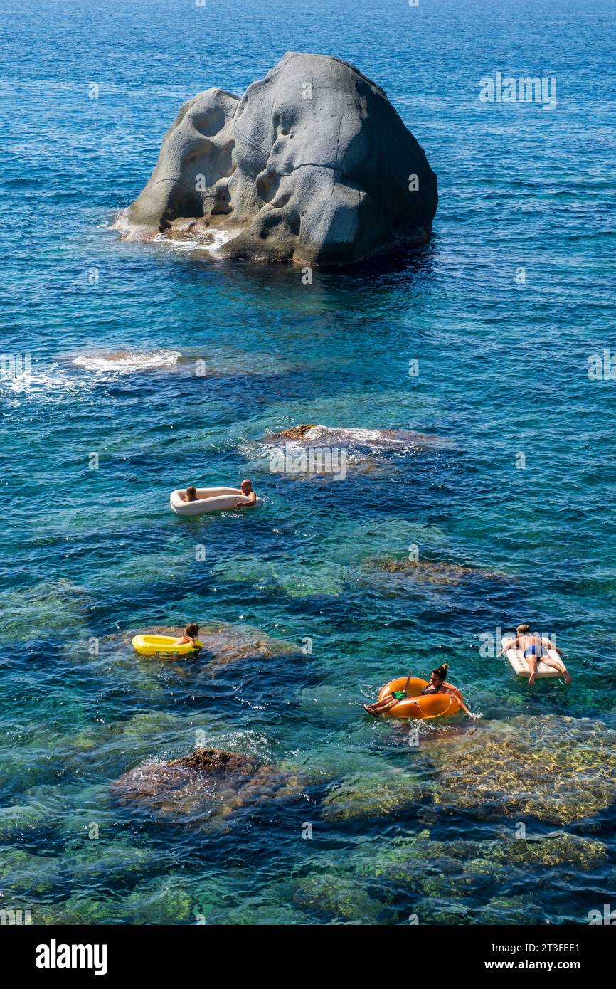 Italien, Kampanien, Bucht von Neapel, Insel Ischia, Forio, grüne vulkanische Lavasteine Stockfoto
