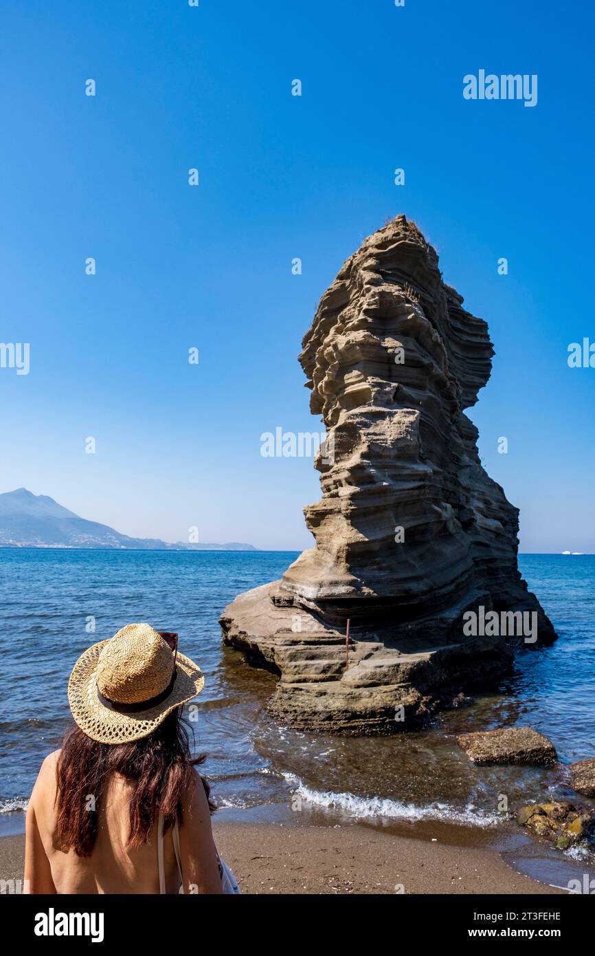 Italien, Kampanien, Bucht von Neapel, Insel Procida, Strand von Ciraccio, Faraglioni di Procida, vulkanische Felsnadeln Stockfoto
