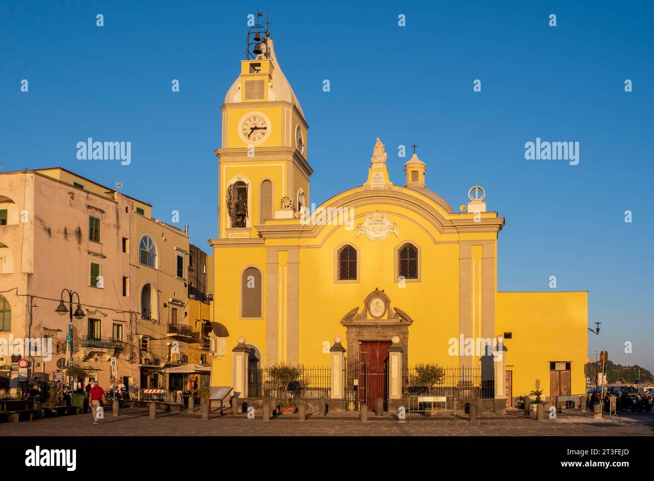 Italien, Kampanien, Bucht von Neapel, Insel Procida, Yachthafen, Kirche Santa Maria della Pieta Stockfoto