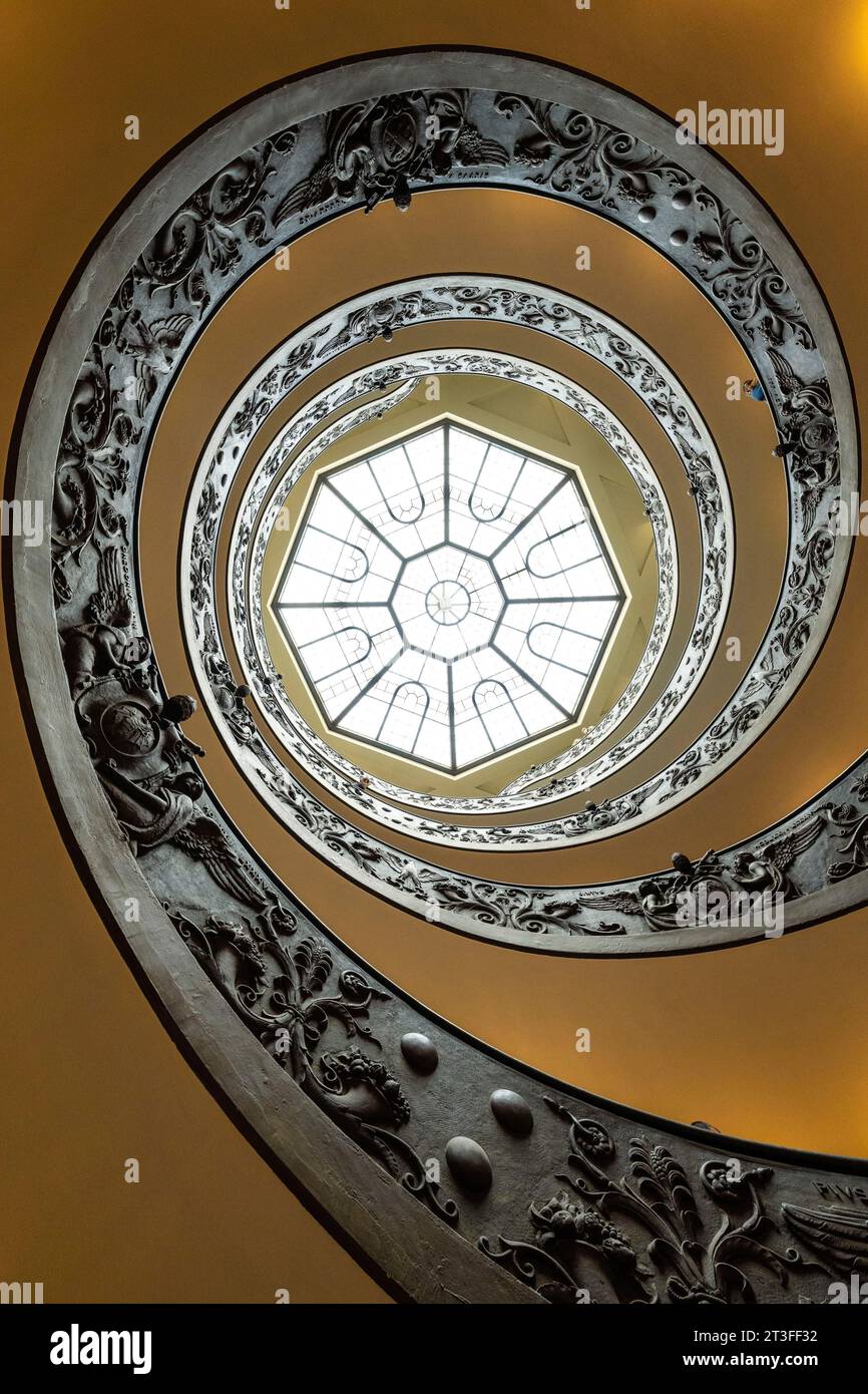 Italien, Latium, Rom, Vatikanstadt, die von der UNESCO zum Weltkulturerbe erklärt wurde, die Vatikanischen Museen, die Bramante-Treppe oder die Giuseppe Momo-Treppe (1932), monumentale allegorische Doppelspiraltreppe Stockfoto