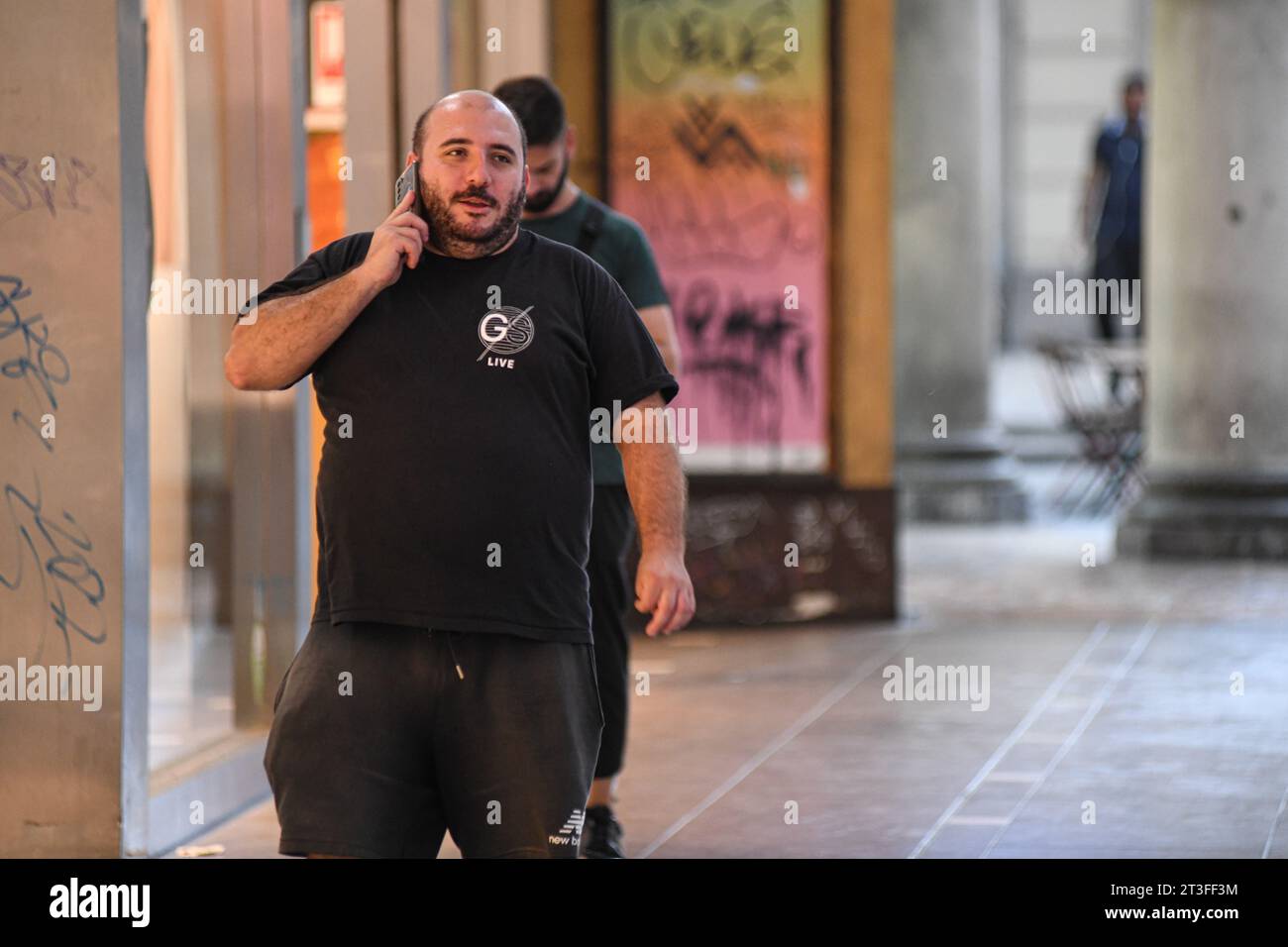 Italienischer Mann in der Via Ugo Bassi, Bologna, Italien. Stockfoto