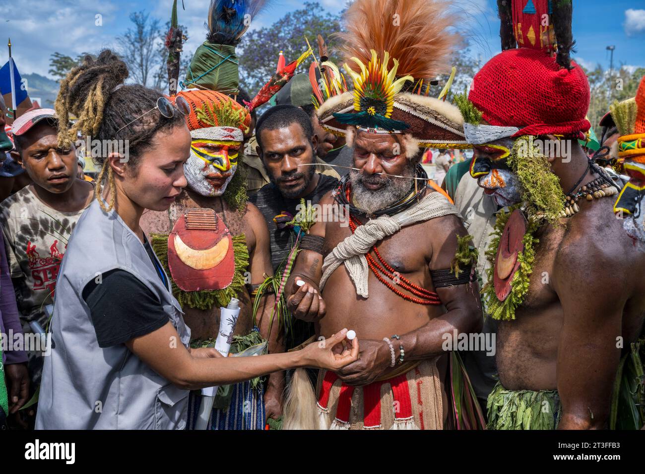 Papua Neuguinea, Provinz Eastern Highlands, Goroka, Goroka Show Festival, das Team der Wildlife Conservation Society (WCS) führt Studien zum Schutz der biologischen Vielfalt mit traditionellen Tänzern durch und verteilt Mothball-Kits namens Bilas Kit, um zu verhindern, dass Federn durch Insekten beschädigt werden Stockfoto