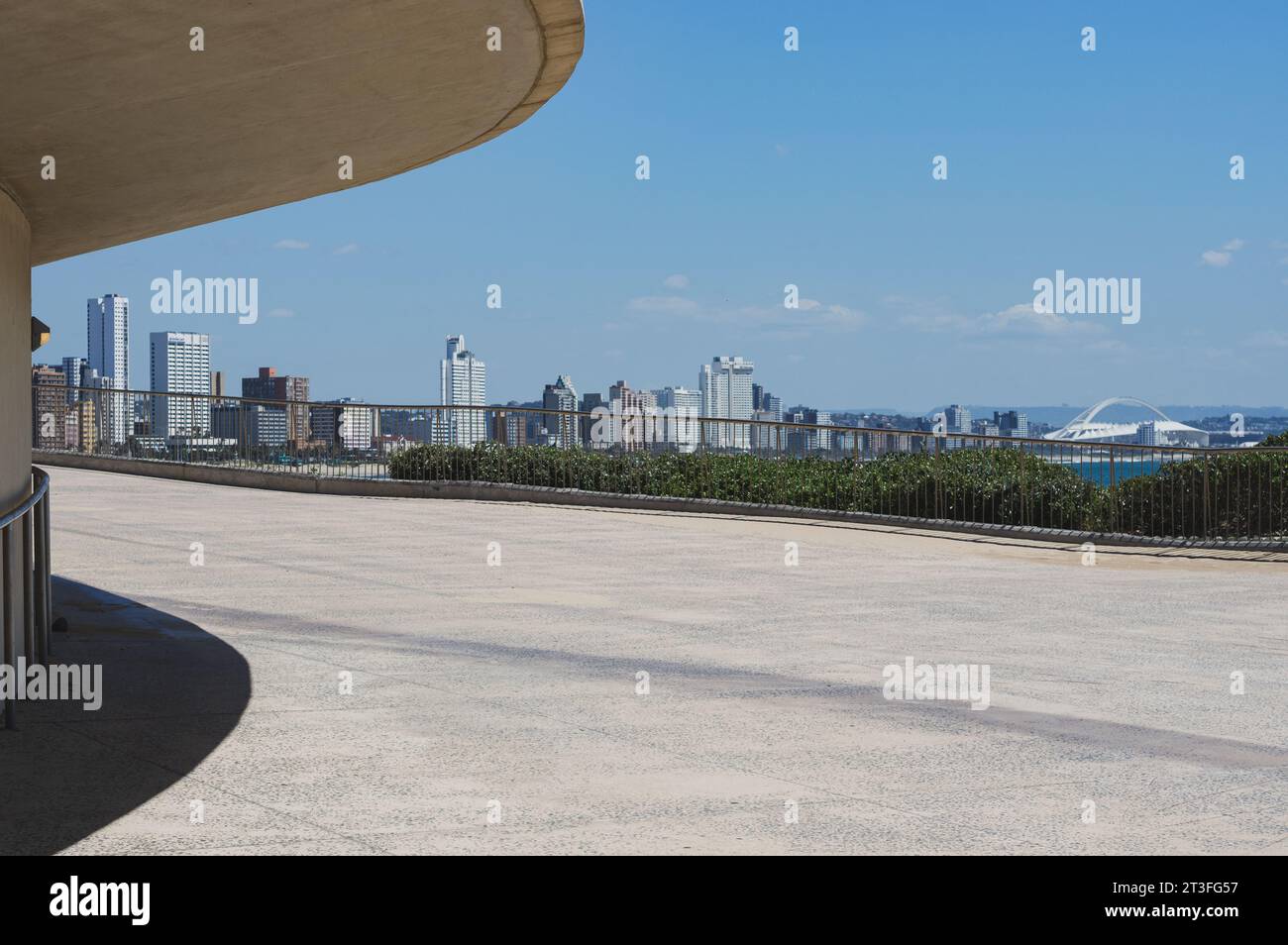 Blick auf die Skyline von Durban von der südlichen Promenade, Südafrika 2023. Stockfoto