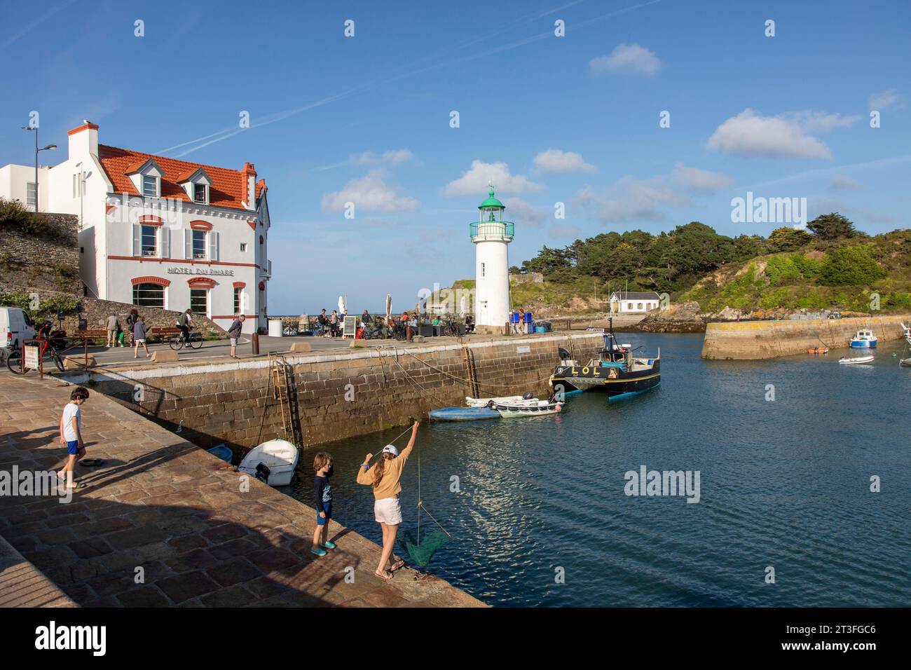 Frankreich, Morbihan, Belle-Ile-en-Mer, Hafen von Sauzon, Leuchtturm und Hotel du Phare Stockfoto