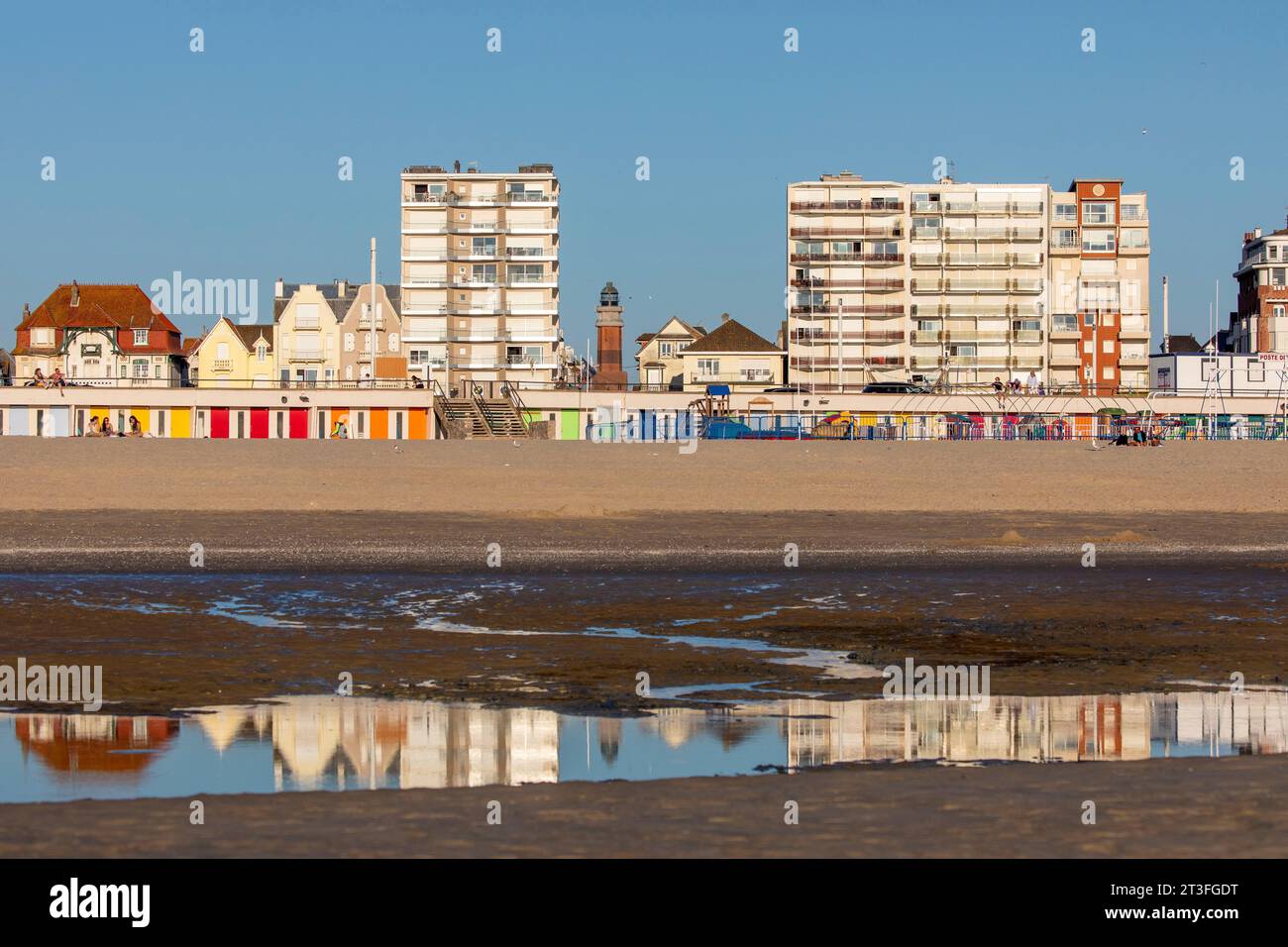 Frankreich, Pas de Calais, Cote d'Opale, Le Touquet, Strand mit seinen Strandhütten, im Hintergrund die Gebäude der 1960er Jahre an der Küste und Leuchtturm Stockfoto