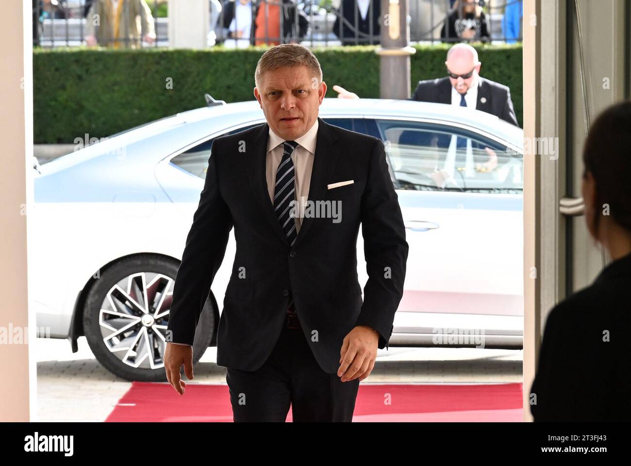 Bratislava, Slowakei. Oktober 2023. Der spätere slowakische Premierminister Robert Fico kommt am 25. Oktober 2023 zum Präsidentenpalast, um seine Regierung durch den slowakischen Präsidenten Zuzana Caputova in Bratislava, Slowakei, zu ernennen. Quelle: Vaclav Salek/CTK Photo/Alamy Live News Stockfoto