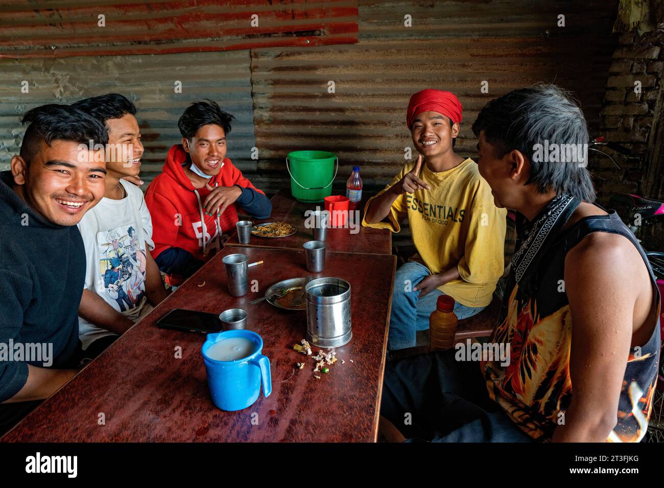 Nepal, Kathmandu Valley, Ziegelei in der Nähe von Bhaktapur, Arbeiter trinken chang, lokalen Alkohol Stockfoto