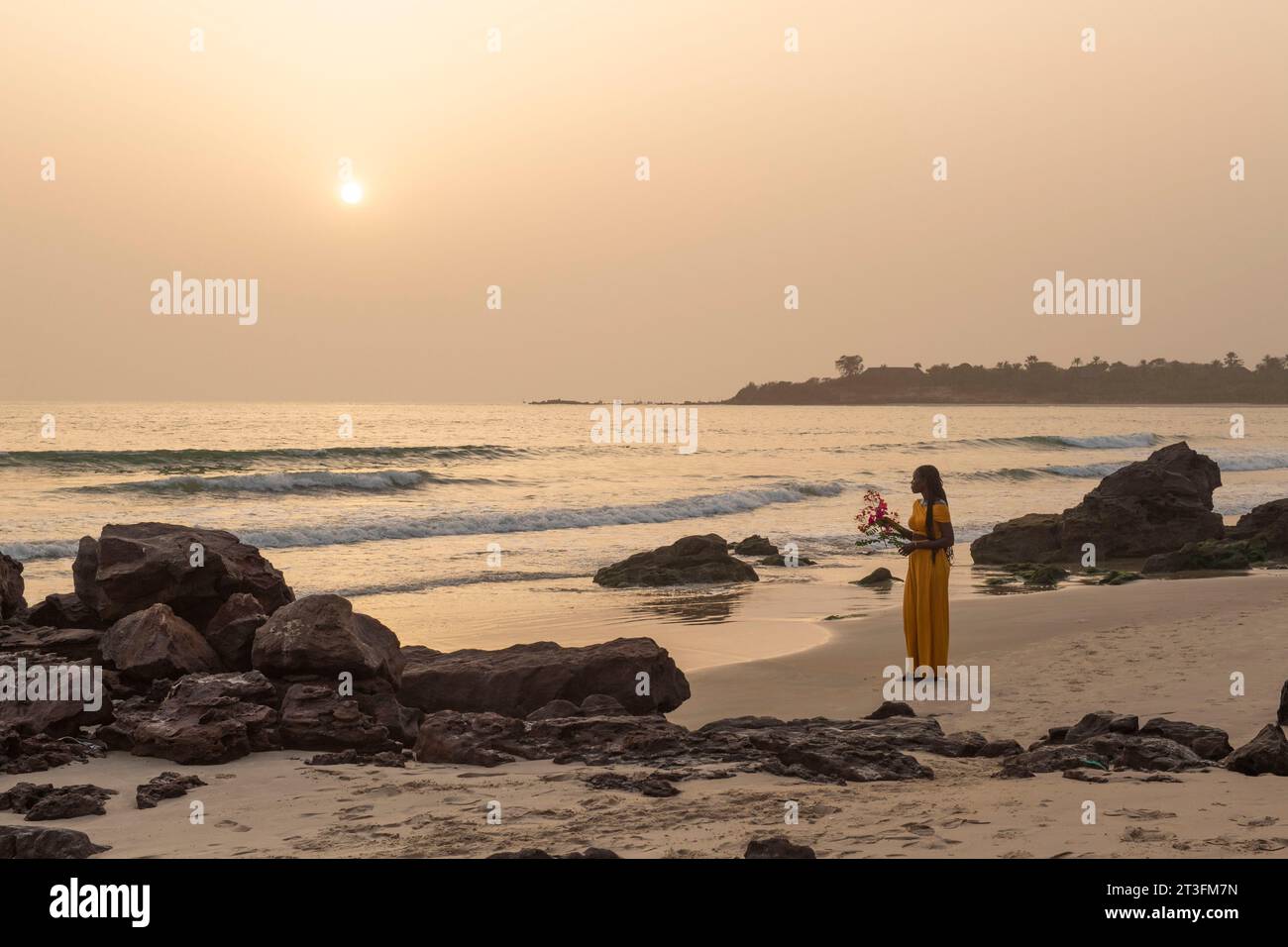 Senegal, Casamance, Ziguinchor District, Cap Skirring, Frau am Strand Stockfoto