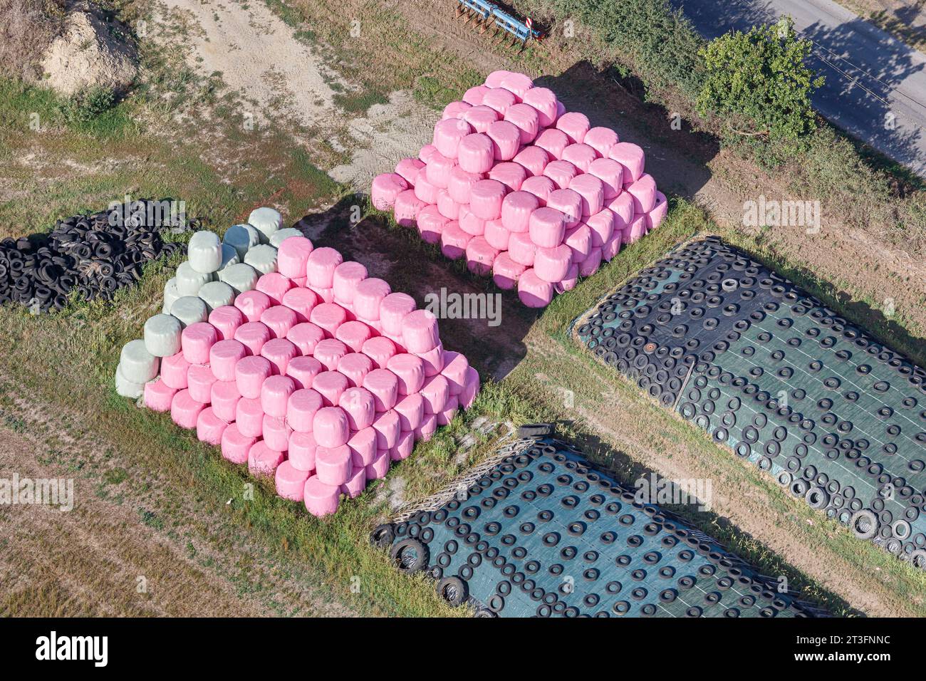 Frankreich, Vendee, Coex, Heuballen in rosa Folie gewickelt (Luftaufnahme) Stockfoto