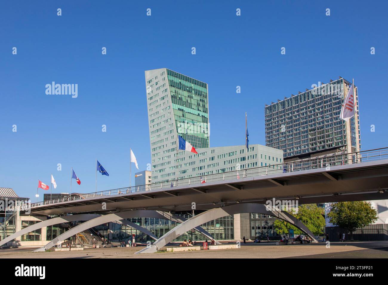 Frankreich, Nord, Lille, Esplanade, François Mitterrand mit dem Geschäftsviertel Euralille, dem Eurostar Bahnhof und dem TGV-Bahnhof Lille Europe Lille, die von der Turm umfasst Stockfoto