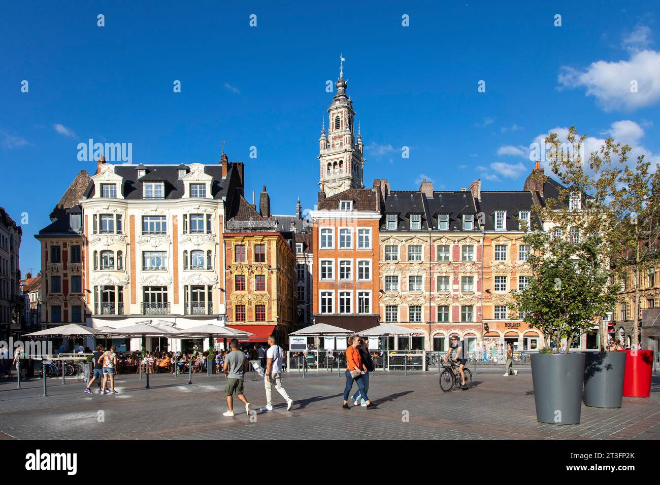 Frankreich, Nord, Lille, Place du Général de Gaulle oder Grand Place mit dem Glockenturm Stockfoto