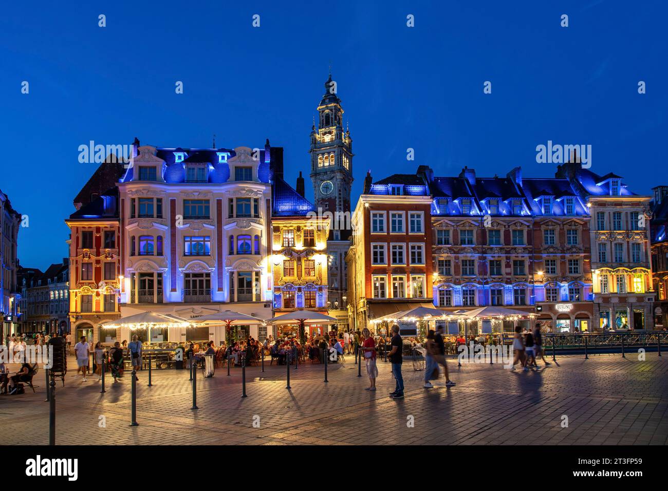 Frankreich, Nord, Lille, Place du Général de Gaulle oder Grand Place mit dem Glockenturm Stockfoto