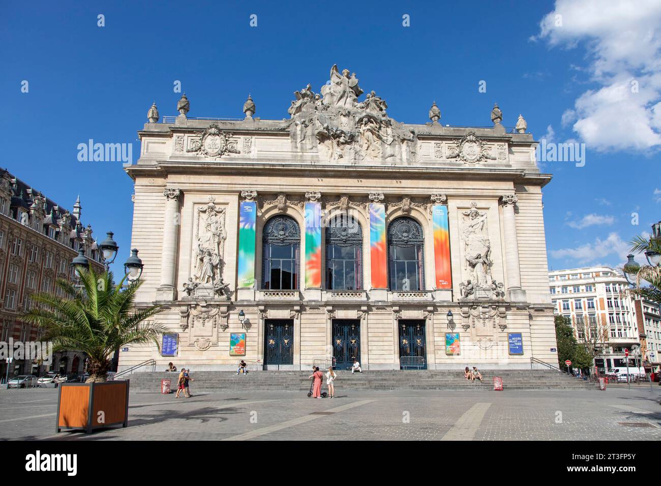 Frankreich, Nord, Lille, Oper, Fassade und Fußgänger plaza Stockfoto