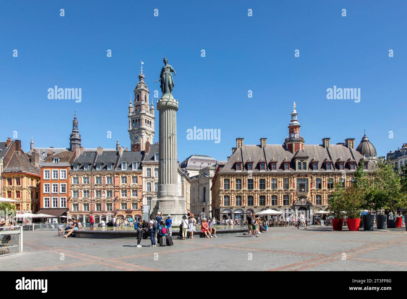 Frankreich, Nord, Lille, Place du Général De Gaulle oder Grand Place mit der Statue der Göttin auf der Säule, dem Glockenturm und der alten Börse Stockfoto