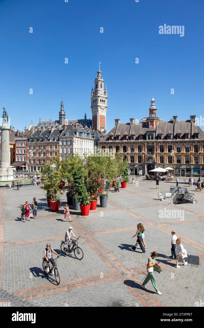 Frankreich, Nord, Lille, Place du Général De Gaulle oder Grand Place mit der Statue der Göttin auf der Säule, dem Glockenturm und der alten Börse Stockfoto