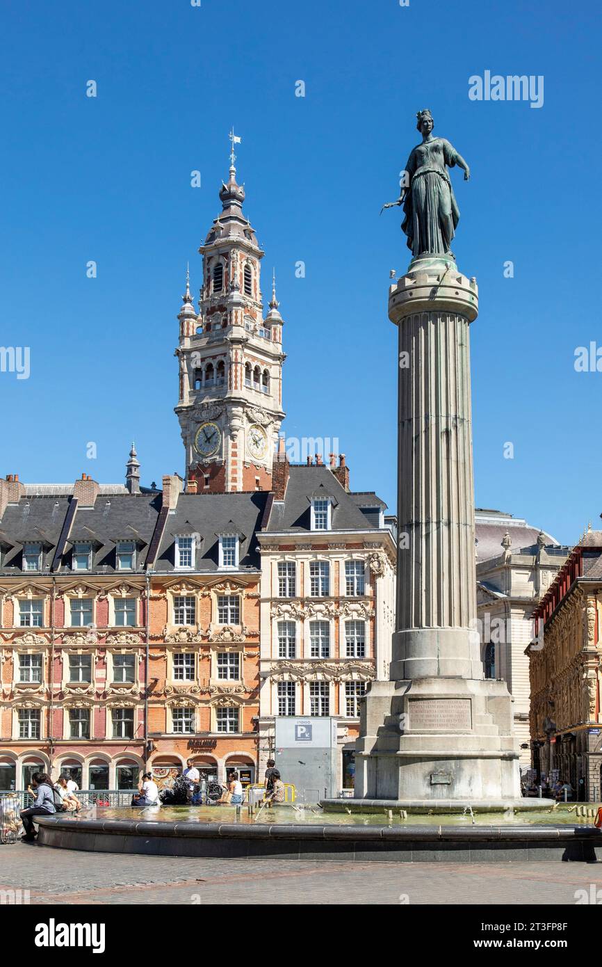 Frankreich, Nord, Lille, Place du Général de Gaulle oder Grand Place mit der Statue der Göttin auf der Säule et le beffroi Stockfoto