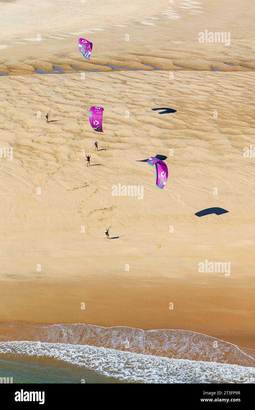 Frankreich, Charente Maritime, Les Mathes, La Palmyre, Kitesurfschule an der Pointe de la Coubre (aus der Vogelperspektive) Stockfoto