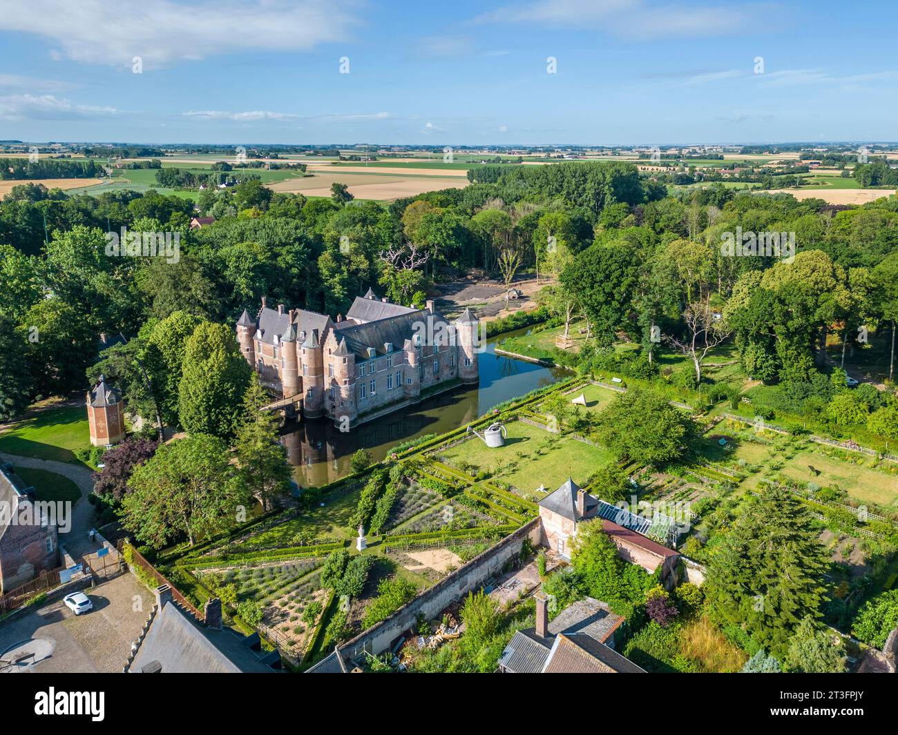Frankreich, Nord, Esquelbecq, Lieblingsdorf der Franzosen 2023, Schloss Esquelbecq und seine Gärten (aus der Vogelperspektive) Stockfoto