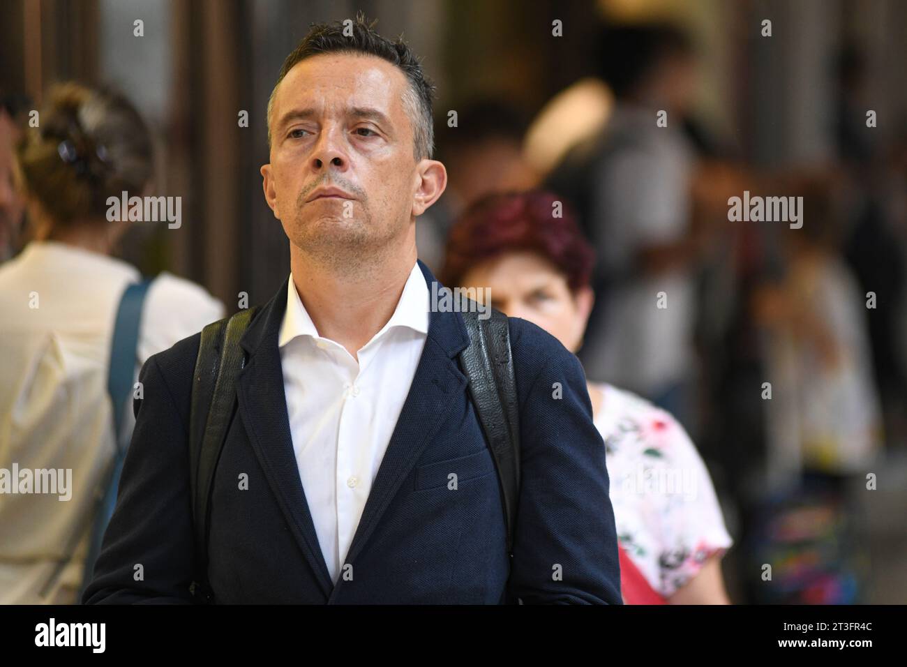 Italienischer Mann in der Via Ugo Bassi, Bologna, Italien. Stockfoto