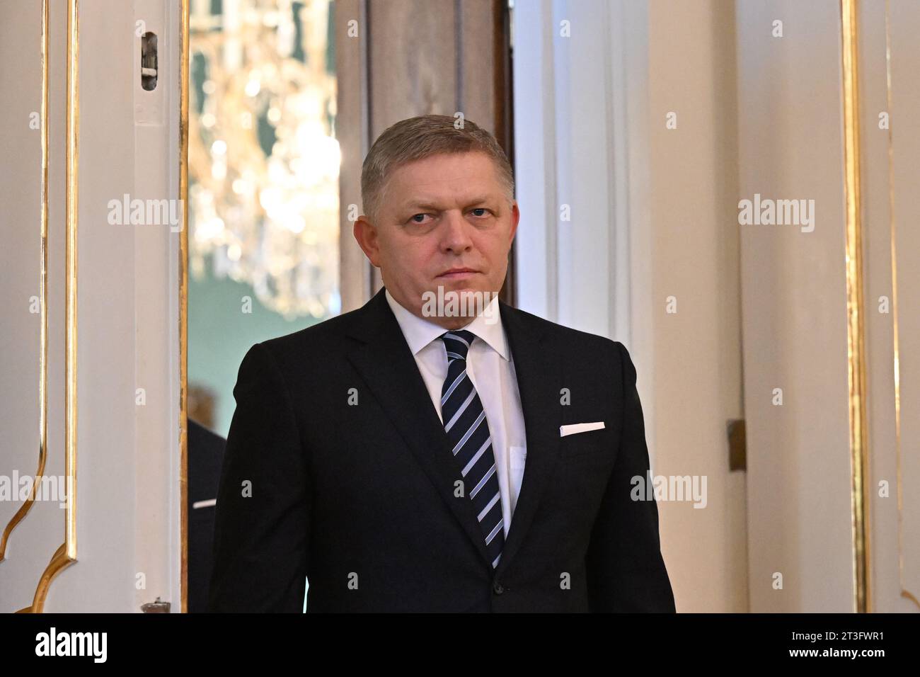 Bratislava, Slowakei. Oktober 2023. Der spätere slowakische Premierminister Robert Fico kommt am 25. Oktober 2023 zum Präsidentenpalast, um seine Regierung durch den slowakischen Präsidenten Zuzana Caputova in Bratislava, Slowakei, zu ernennen. Quelle: Vaclav Salek/CTK Photo/Alamy Live News Stockfoto