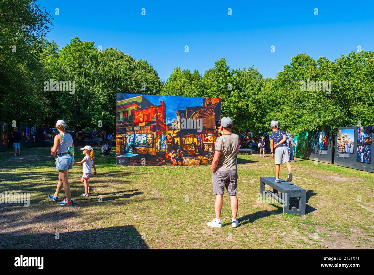 Frankreich, Morbihan, La Gacilly, Festival Photo La Gacilly 2023, Fotoausstellungen im Freien jeden Sommer für vier Monate Stockfoto